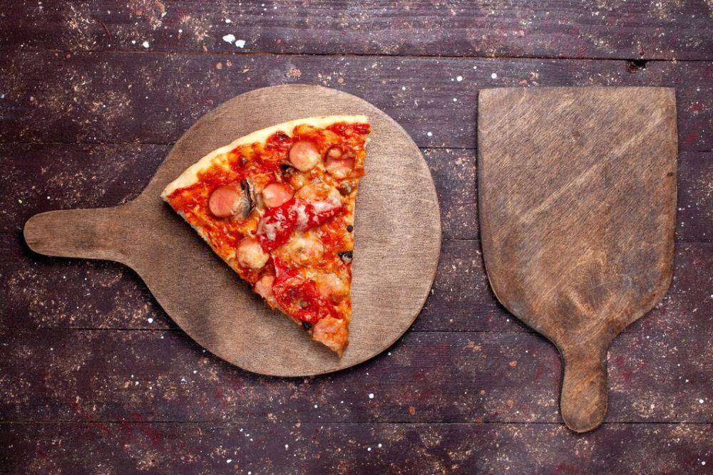 sepotong pizza (freepik.com/KamranAydinov)