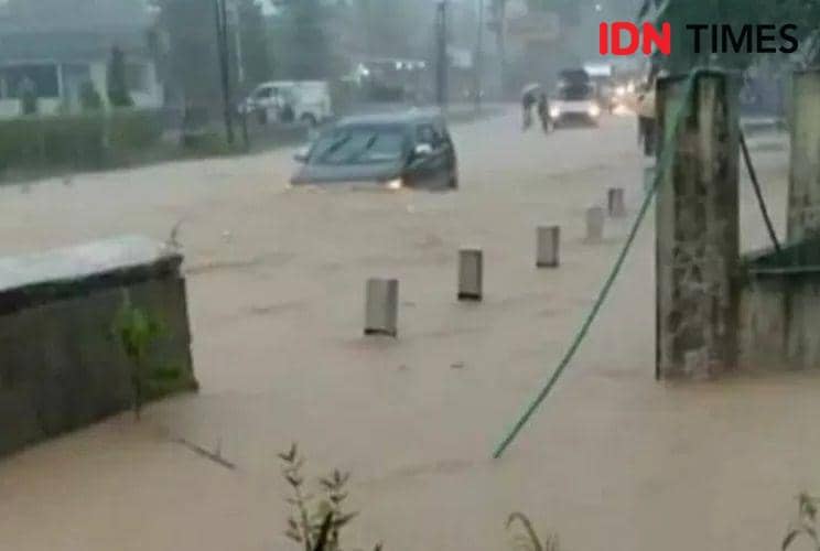 Situasi banjir yang terjadi pada bulan nopember 2022 di sekitar Banyumas Barat.(IDN Times/Dok.Sutrisno).