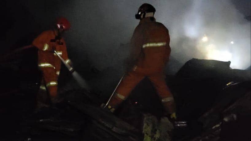 Pemadaman kebakaran di Jalan Andi Tonro V, Kecamatan Tamalate, Makassar, Minggu malam (5/11/2023). (Dok. IDN Times/Istimewa)
