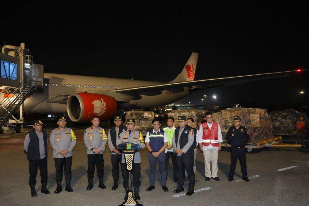 Pesawat ketiga bantuan Indonesia untuk Palestina diberangkatkan, Minggu (6/11/2023). (dok. Humas Polri)