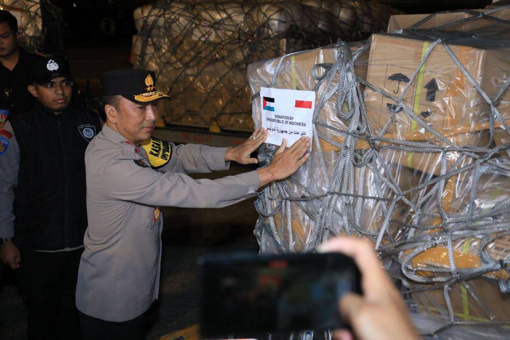 Pesawat ketiga bantuan Indonesia untuk Palestina diberangkatkan, Minggu (6/11/2023). (dok. Humas Polri)