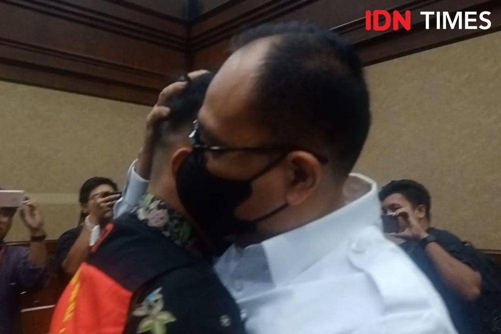 Rafael Alun dan Mario Dandy berpelukan dan menangis (IDN Times/Aryodamar)