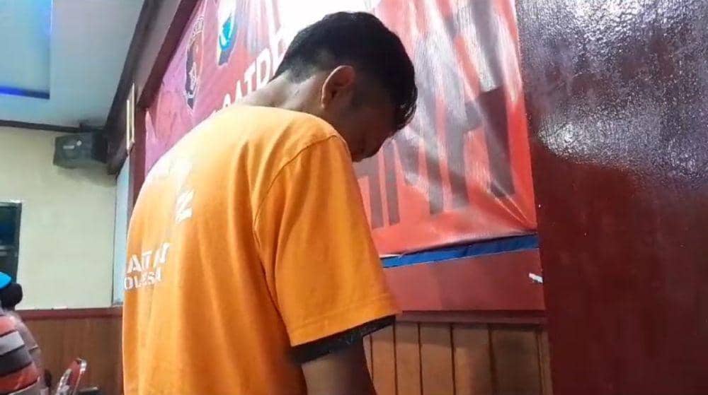 Pria yang disebut bantuan polisi (banpol) Jatanras Polres Gowa ditahan usai memperkosa siswi SMA/Istimewa