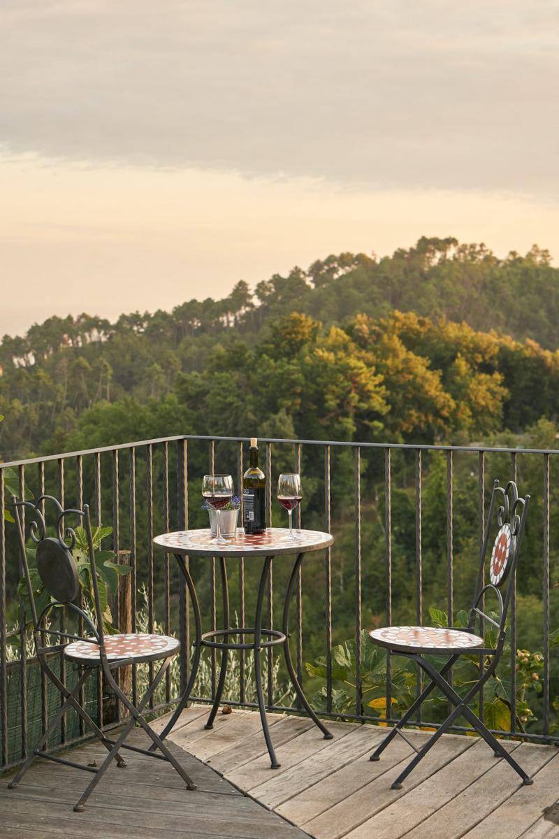 inspirasi penataan kursi di balkon rumah (unsplash.com/Wolfgang Hasselmann)