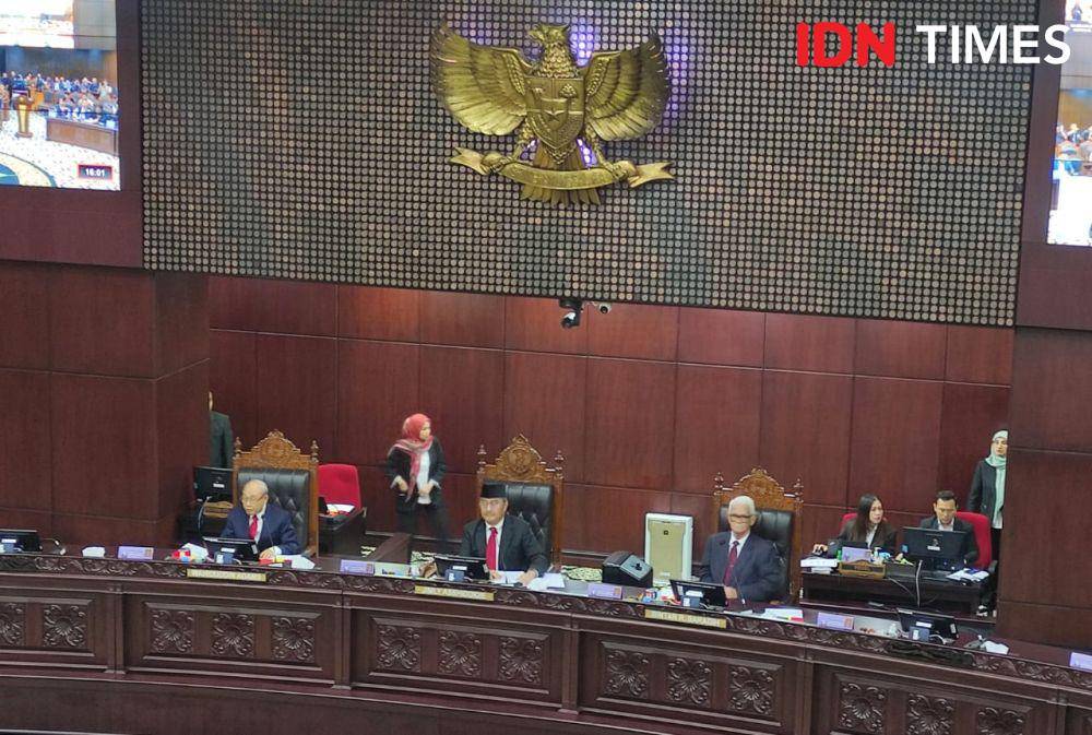Sidang pembacaan putusan MKMK terkait dugaan pelanggaran kode etik hakim konstitusi di Gedung MK, Jakarta Pusat, Selasa (7/11/2023). (IDN Times/Yosafat Diva Bayu Wisesa)