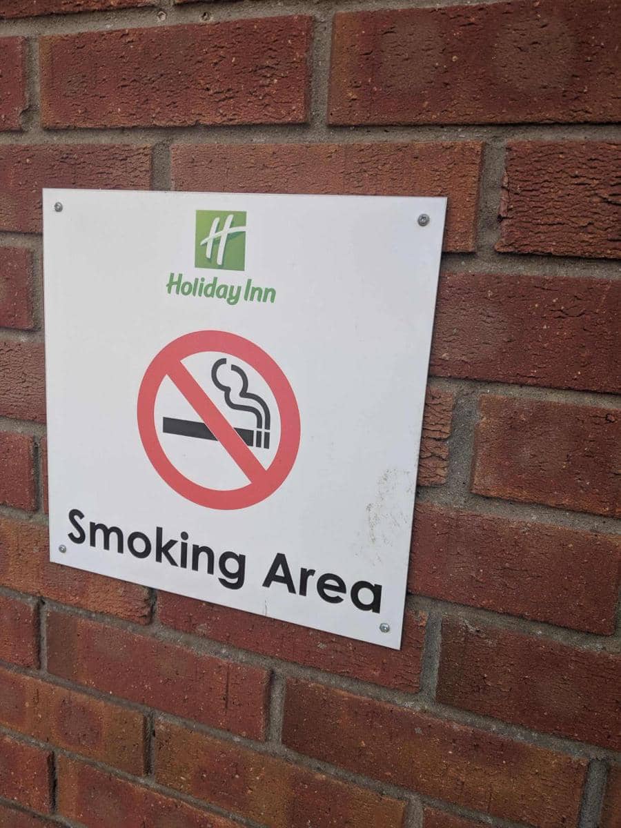 potret desain tanda no smoking gak jelas (reddit.com/r/CrappyDesign)