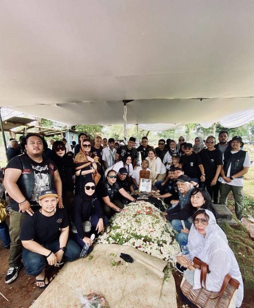 potret Indro Warkop hadiri pemakaman sahabatnya (Instagram.com/indrowarkop_asli)