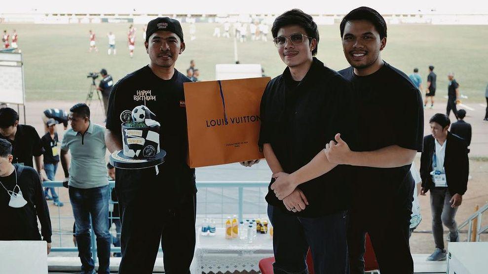 8 Potret Atta Beri Kejutan Ultah Putra Siregar, Sambil Nonton Bola!