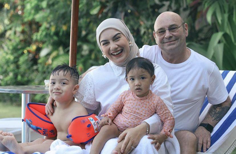 7 Potret Irish Bella Liburan ke Bali sama Keluarga dan Anak