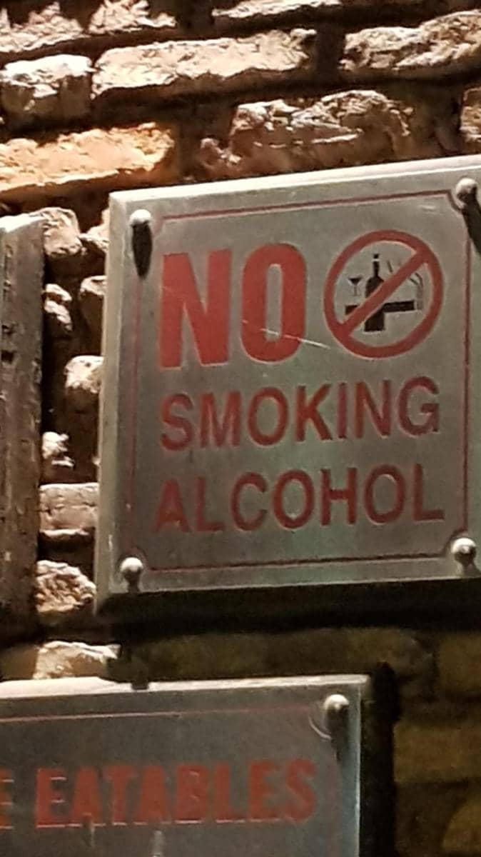 potret desain tanda no smoking gak jelas (reddit.com/user/ram9876)