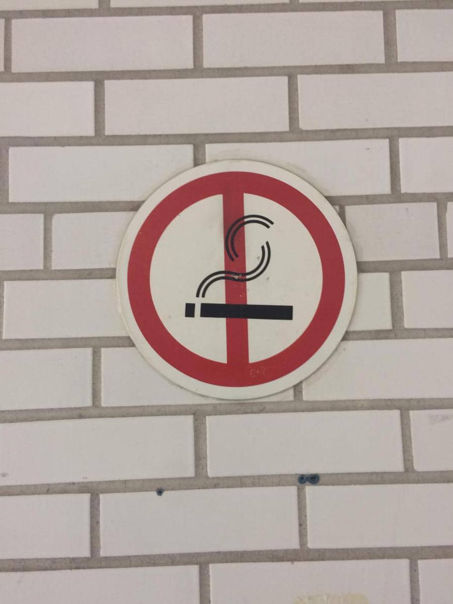 potret desain tanda no smoking gak jelas (reddit.com/r/CrappyDesign)