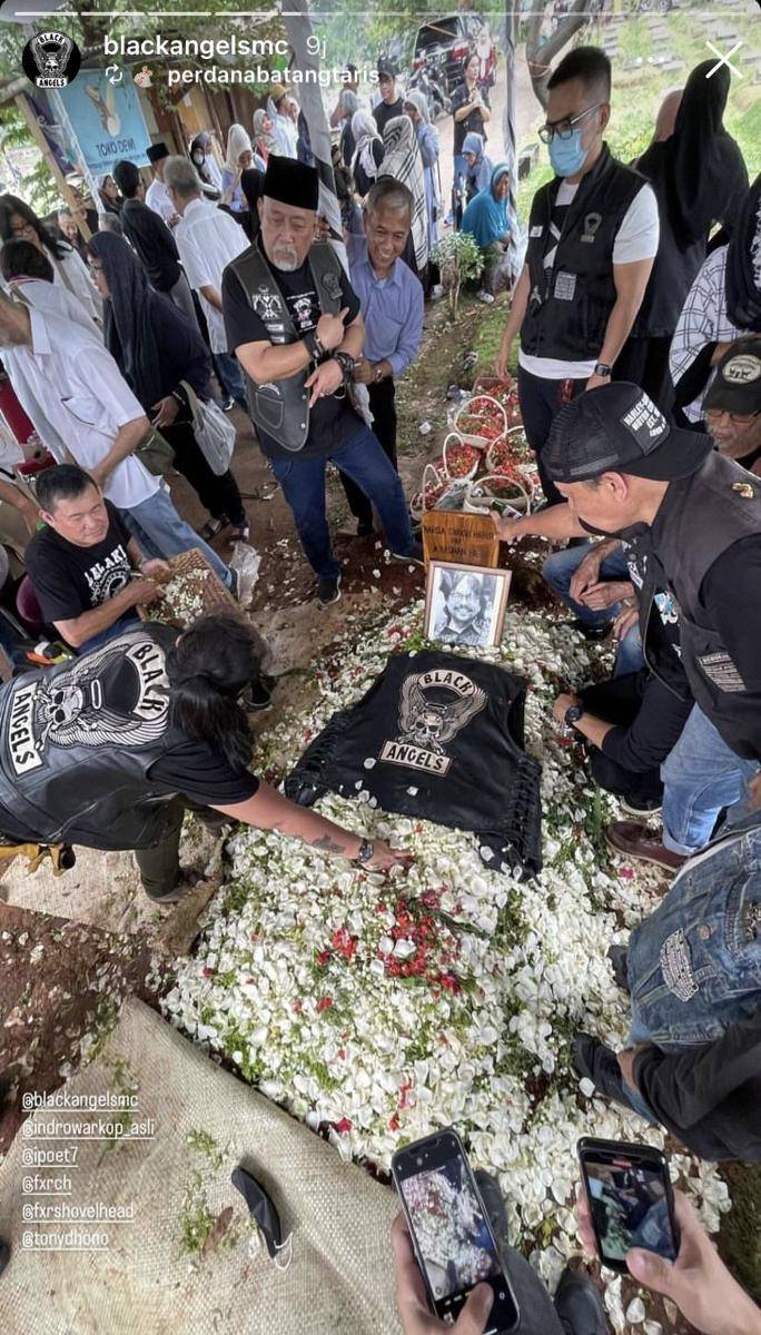 potret Indro Warkop hadiri pemakaman sahabatnya (Instagram.com/blackangelsmc)