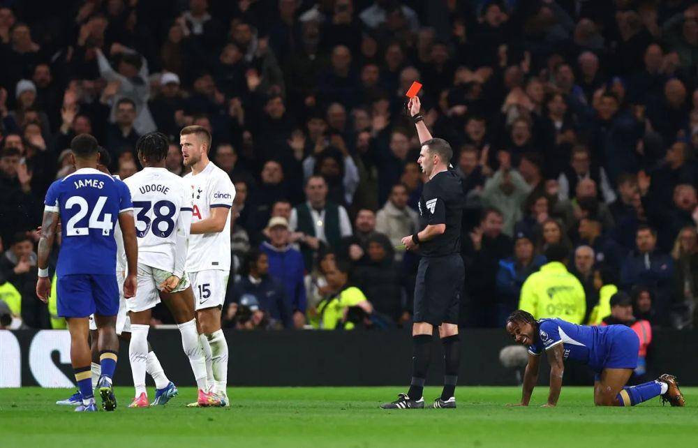 Momen Udogie diganjar kartu merah oleh wasit saat melawan Chelsea. (premierleague.com).