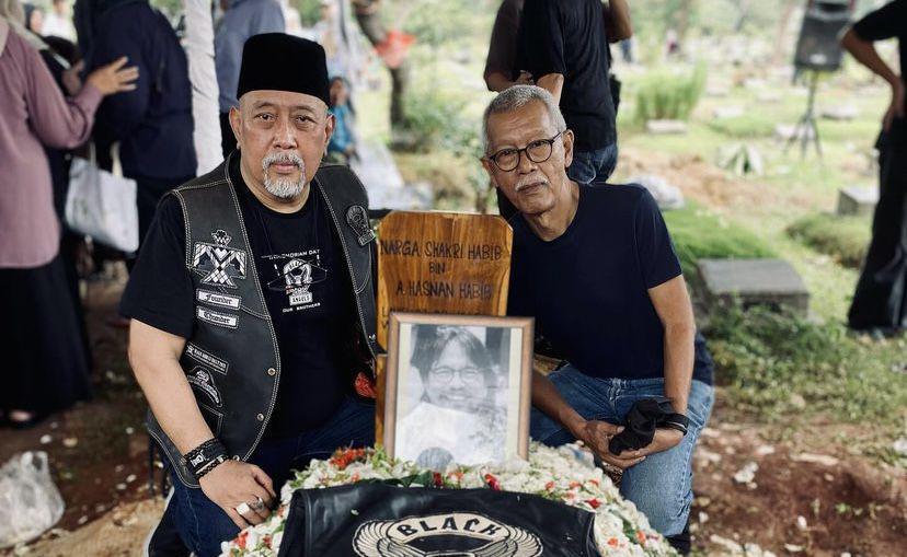 7 Momen Pilu Indro Warkop Hadiri Pemakaman Sahabat Dekatnya