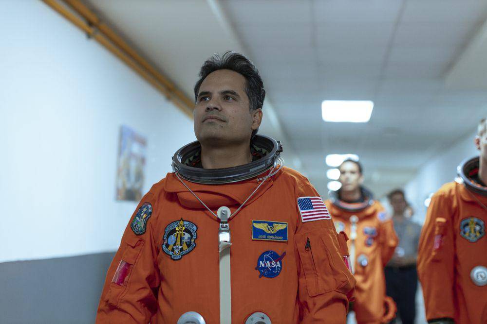 Michael Pena dalam film A Million Miles Away (dok. Amazon MGM Studios/A Million Miles Away)