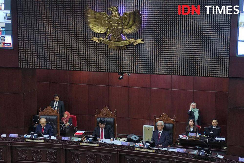 Sidang pembacaan putusan MKMK terkait dugaan pelanggaran kode etik hakim konstitusi di Gedung MK, Jakarta Pusat, Selasa (7/11/2023). (IDN Times/Yosafat Diva Bayu Wisesa)