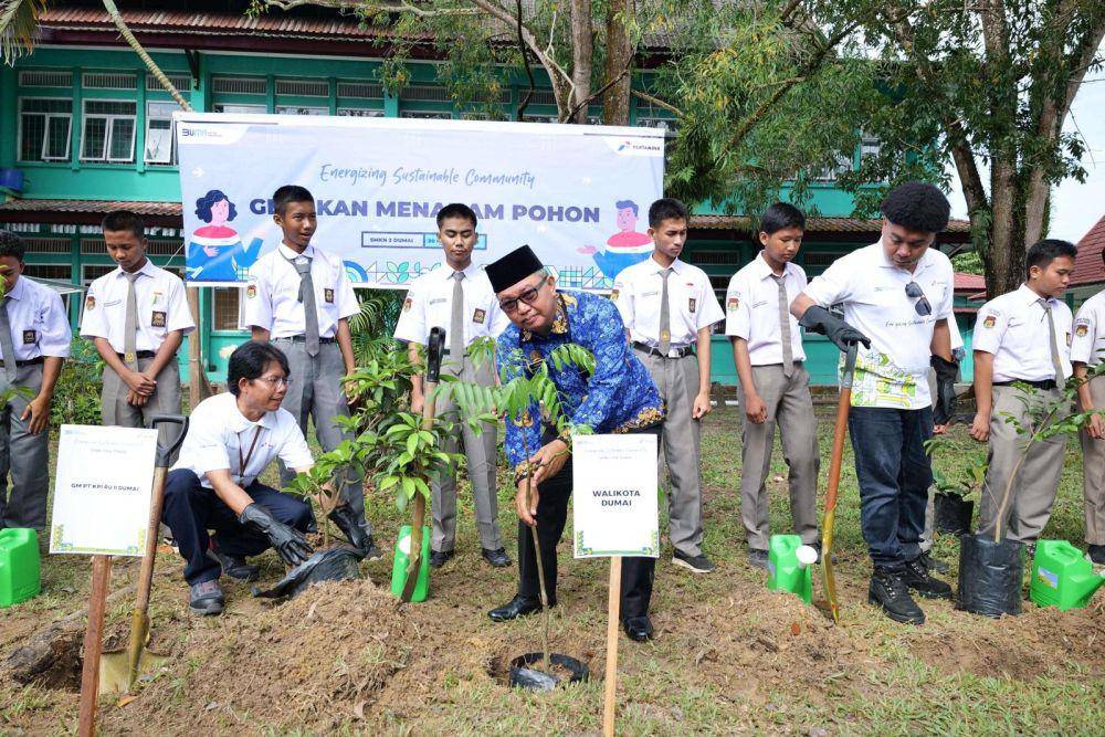 Gerakan menanam pohon pada program Sekolah Energi Berdikari (SEB) di SMK Negeri 2 Dumai. (dok Pertamina)