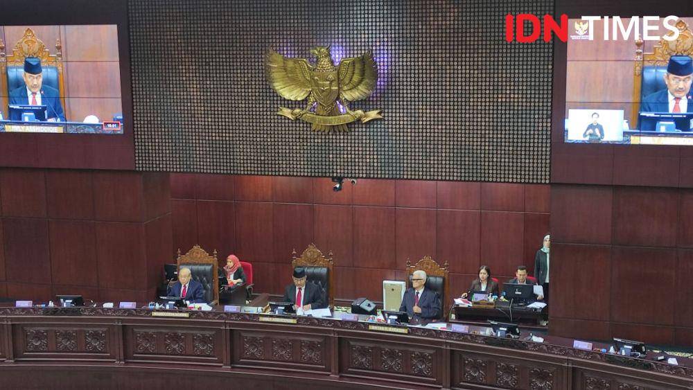 Sidang pembacaan putusan MKMK terkait dugaan pelanggaran kode etik hakim konstitusi di Gedung MK, Jakarta Pusat, Selasa (7/11/2023). (IDN Times/Yosafat Diva Bayu Wisesa)