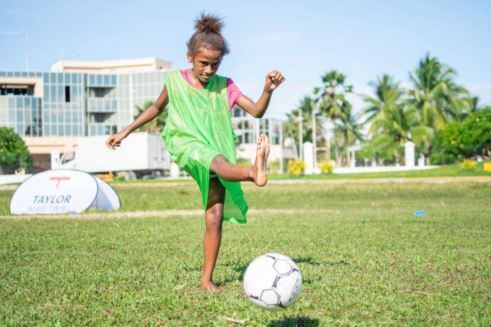 Potret anak kecil di Kepulauan Marshall berlatih sepak bola. (Twitter/@SoccerFedMI).