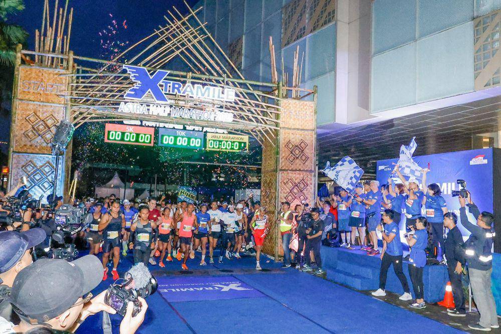 Flag-off Astra Half Marathon 2023 “Xtramile” dilakukan oleh Direksi Astra didampingi pembina Astra Runners yang merupakan eksekutif Grup Astra pada Minggu pagi (5/11) (dok. Astra)