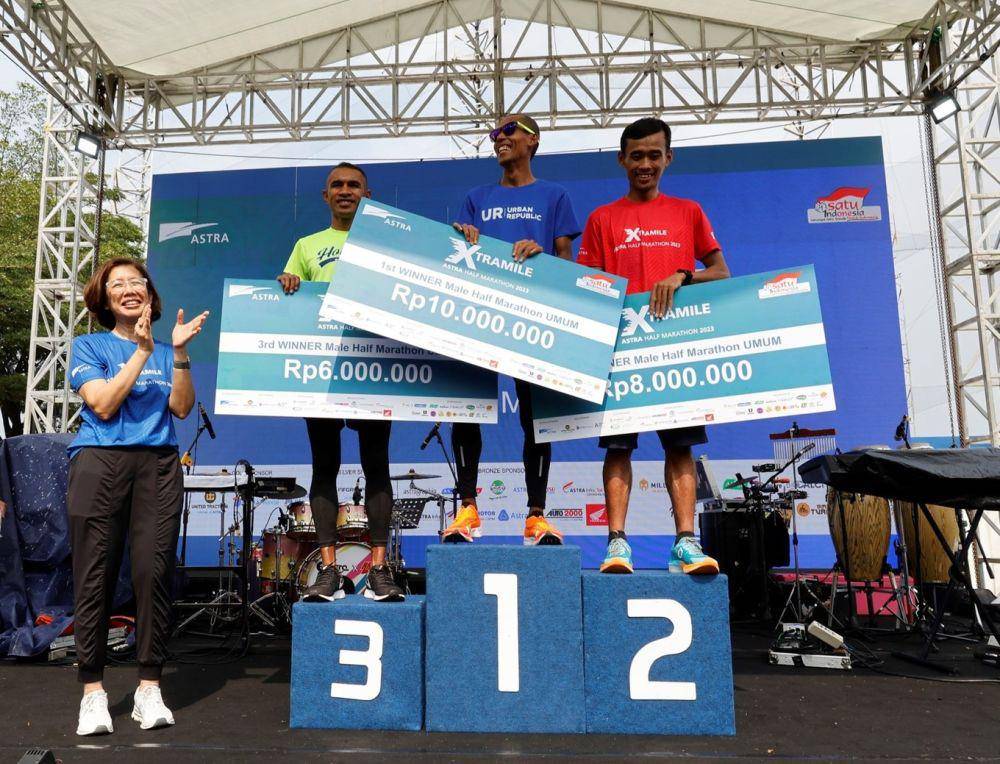 Para pemenang race kategori half marathon umum pria bersama Direktur Astra Gita Tiffani Boer (kiri) dalam gelaran Astra Half Marathon “Xtramile” pada Minggu pagi (5/11) (dok. Astra)