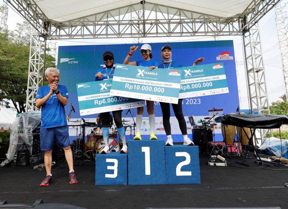 Para pemenang race kategori half marathon umum wanita bersama Direktur Astra FXL Kesuma (kiri) dalam gelaran Astra Half Marathon “Xtramile” pada Minggu pagi (5/11) (dok. Astra)