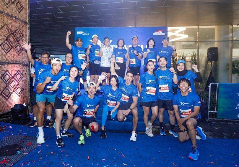 Direktur Astra Gita Tiffani Boer (tengah) serta para pembina Astra Runners bersama figur publik yang turut berpartisipasi dalam Astra Half Marathon 2023 ”Xtramile” pada Minggu pagi (5/11) (dok. Astra)