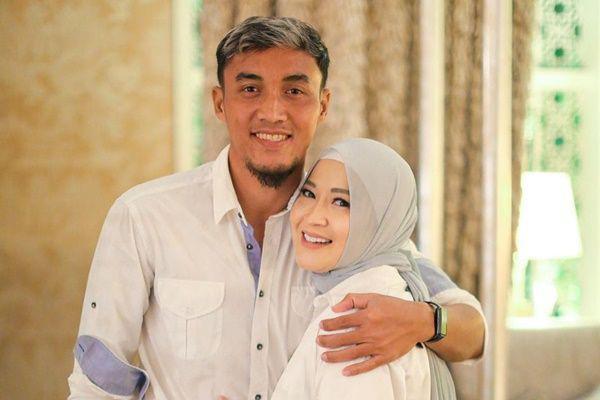 Rumah Tangga Lagi Disorot, 7 Potret Mesra Okie Agustina dan Suami