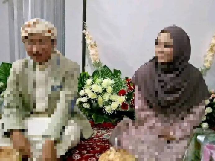 Foto pasangan pengantin saat melakukan prosesi pertunangan (istimewa)