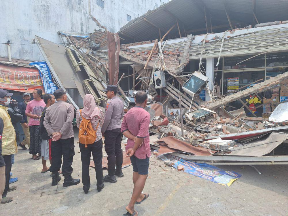 Bangunan Minimarket di Malang Ambruk