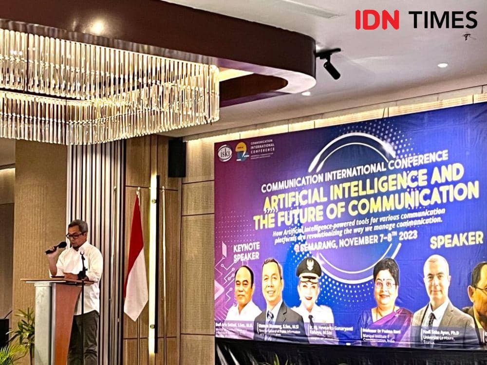 Direktur Jenderal Informasi dan Komunikasi Publik Kemenkominfo, Usman Kansong menghadiri acara Konferensi Internasional Komunikasi dengan tema Artificial Intelligence and The Future of Communication yang digelar Ikatan Sarjana Komunikasi Indonesia (ISKI), di Hotel Aruss Semarang, Selasa (7/11/2023). (IDN Times/Anggun Puspitoningrum)
