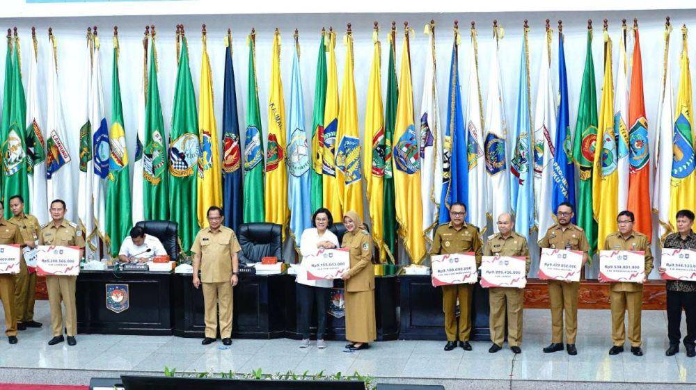 Menteri Keuangan Sri Mulyani, didampingi Menteri Dalam Negeri Tito Karnavian menyerahkan Dana Insentif Fiskal Kinerja (DIFK) senilai Rp9,15 miliar dari Kementerian Keuangan RI (Kemenkeu) kepada Bupati Banyuwangi Ipuk Fiestiandani. (dok. Pemkab Banyuwangi)