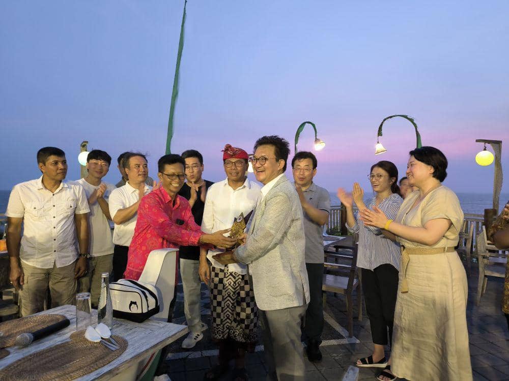 Jurnalis asal Korea yang tergabung dalam Journalist Association of Korea (JAK) saat mengunjungi objek wisata utama di Kabupaten Tabanan, Senin (6/11/2023) lalu. (Dok. Humas PWI Pusat)
