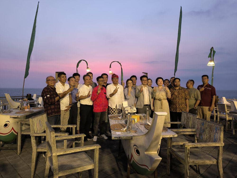 Jurnalis asal Korea yang tergabung dalam Journalist Association of Korea (JAK) saat mengunjungi objek wisata utama di Kabupaten Tabanan, Senin (6/11/2023) lalu. (Dok. Humas PWI Pusat)