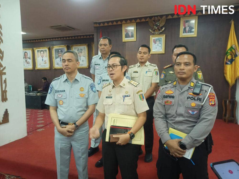 Sekretaris Bapenda Lampung, Jon Novri saat dimintai keterangan di Pemprov Lampung soal penerapan razia pajak kendaraan di SPBU. (IDN Times/Tama Yudha Wiguna).