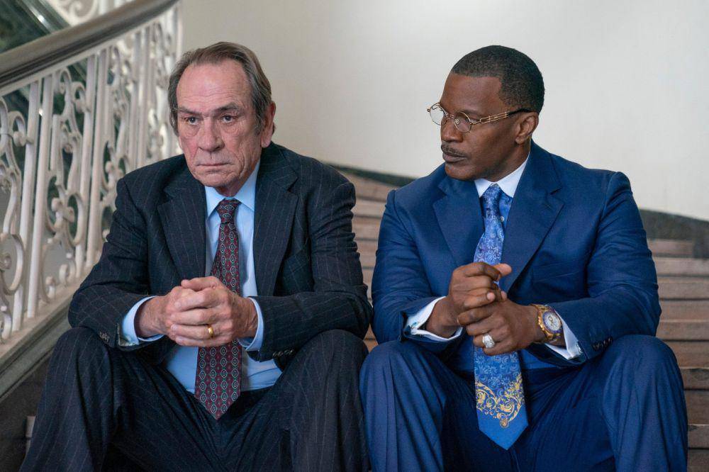 Tommy Lee Jones dan Jamie Foxx dalam film The Burial (dok. Amazon MGM Studios/The Burial)