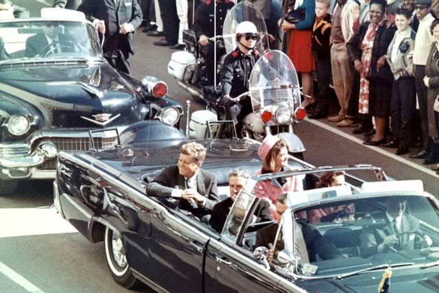 potret Presiden Kennedy di dalam limusin di Dallas, Texas, di Main Street, beberapa menit sebelum pembunuhan (commons.wikimedia.org/Dallas Morning News/Walt Cisco)