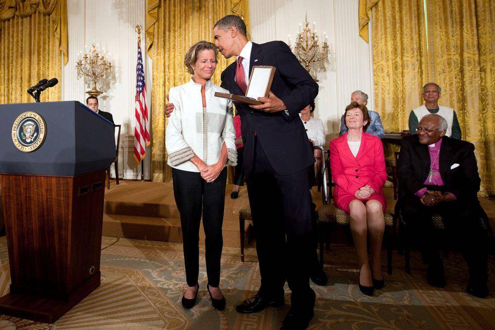 Presiden Barack Obama menyerahkan Medali Kebebasan 2009 kepada Kara Kennedy, ia menerima penghargaan atas nama ayahnya, Senator Ted Kennedy, di Ruang Timur Gedung Putih, 12 Agustus 2009 (commons.wikimedia.org/Chuck Kennedy/The White House)