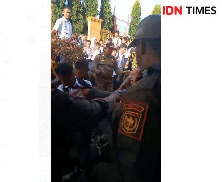 Sekolahnya Disegel, Pelajar Batusangkar Sumbar Terlibat Keributan