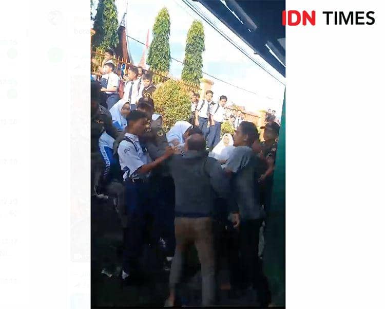 Ratusan Pelajar SMP Negeri 2 Batusangkar mencoba masuk area sekolah pasca penyegelan. Doc. IDN Times