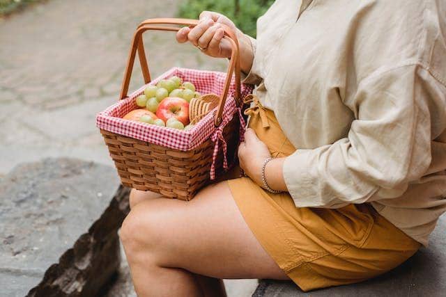 ilustrasi ibu hamil membawa keranjang buah (pexels.com/Amina Filkins)