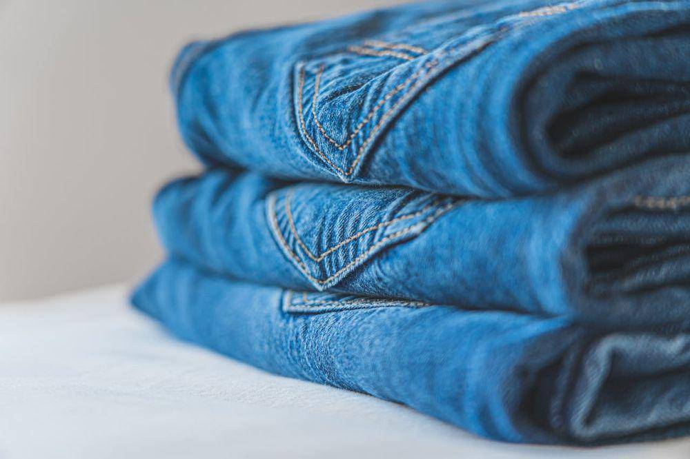 denim jeans yang dilipat (pexels.com/Castorly Stock)