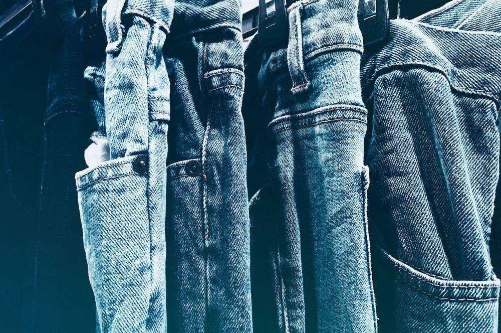 celana jeans biru (pexels.com/NEOSiAM 2021)