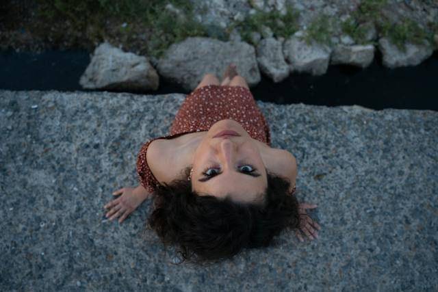 ilustrasi mendongak ke atas (pexels.com/Nurefsan KOSAR)