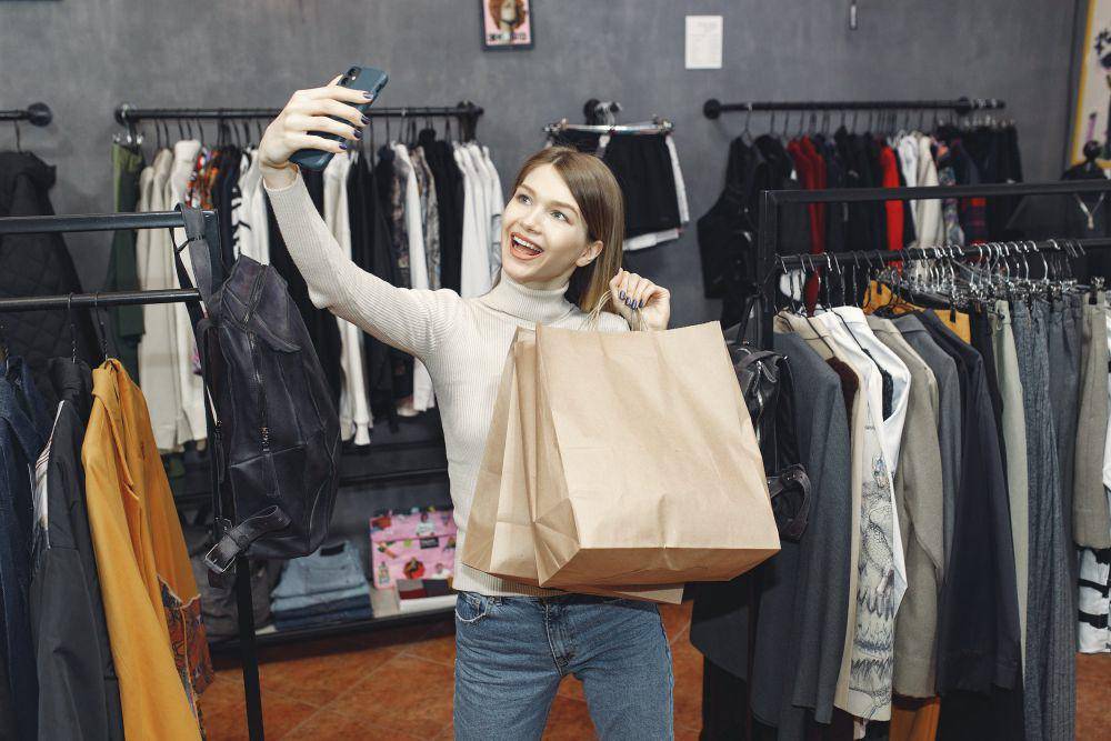 potret wanita sedang shopping (pexels.com/Gustavo Fring)