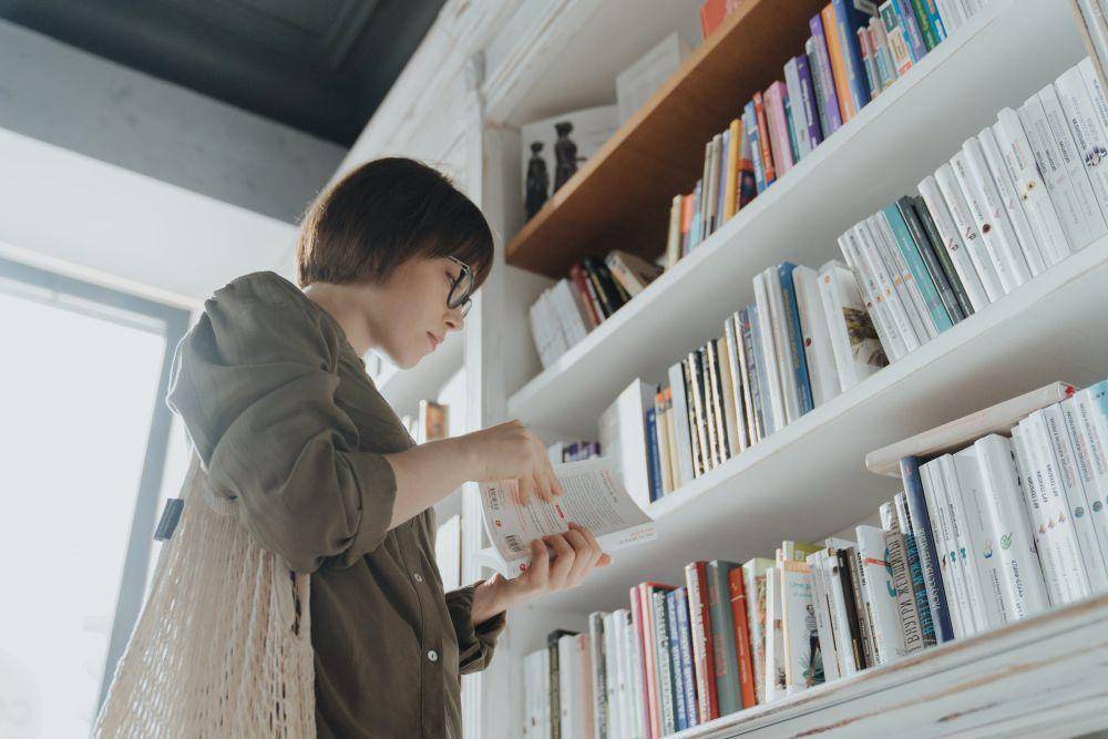 potret seorang wanita membaca buku (pexels.com/cottonbro studio)