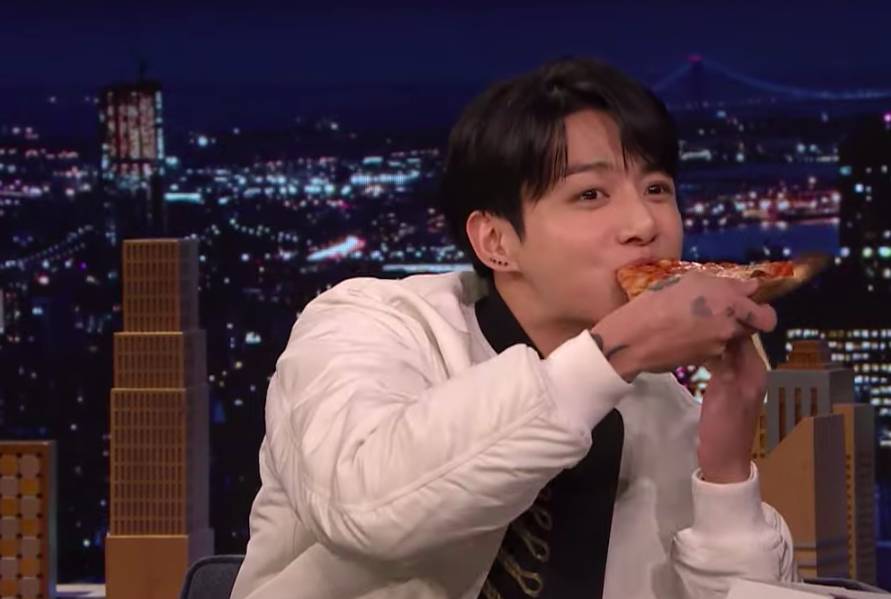 potret Jungkook  makan pizza di Tonight Show with Jimmy Fallon (dok.YouTube/TheTonightShowStarringJimmyFallon)