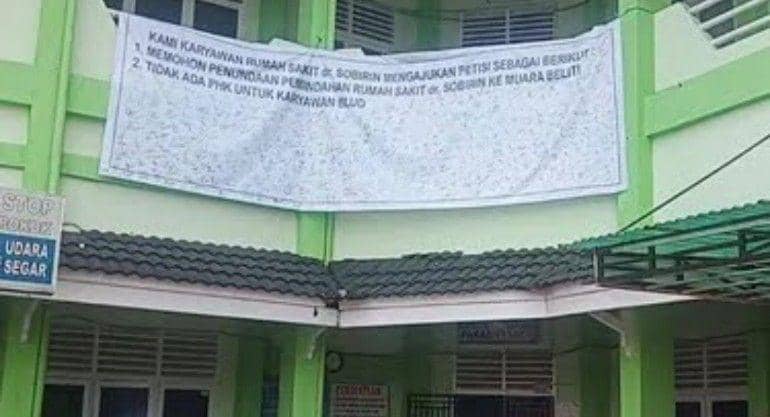 (Ratusan pegawai honorer RS dr Sobirin saat mengajukan petisi) IDN Times/istimewa