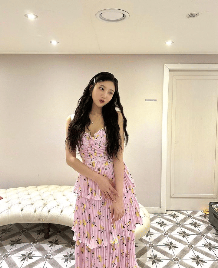 ide padu padan outfit floral pattern ala Joy Red Velvet (instagram.com/_imyour_joy)