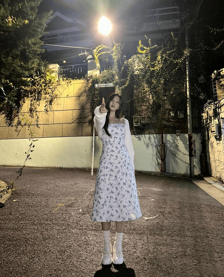 ide padu padan outfit floral pattern ala Joy Red Velvet (instagram.com/_imyour_joy)